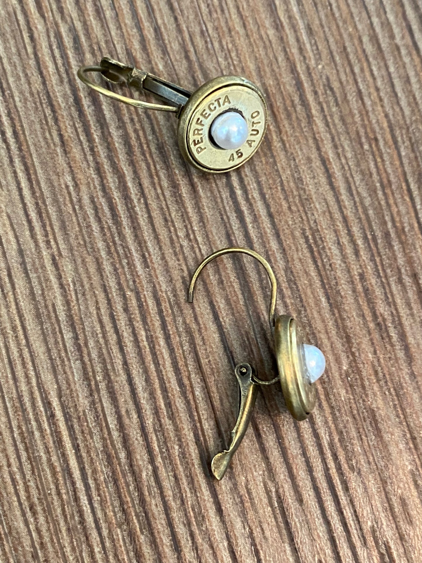 .45 Dangle earring with pearl