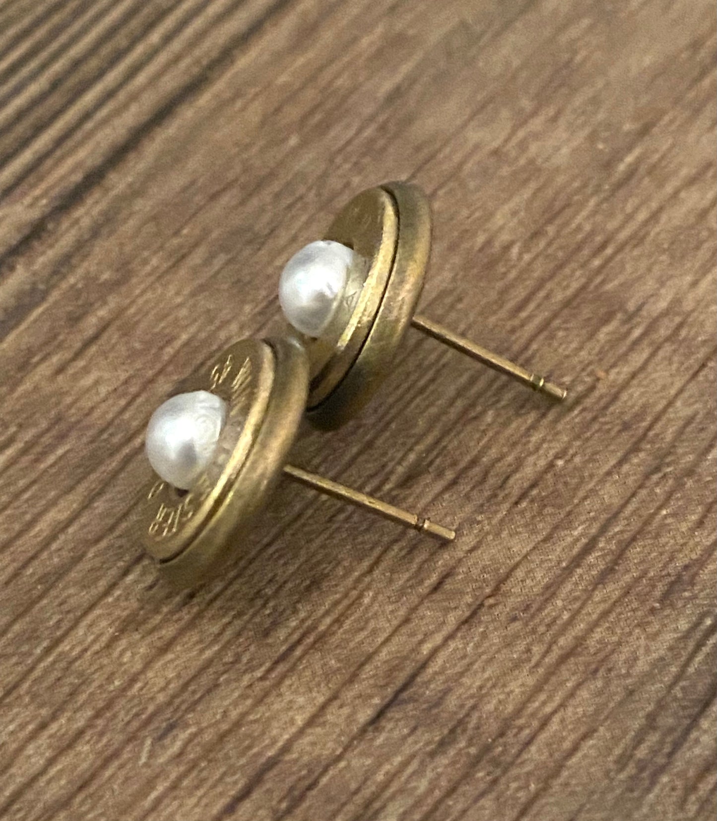 .45 Stud earring with pearls